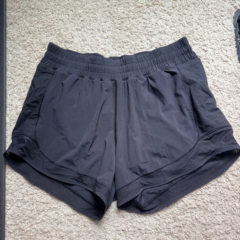 Lululemon Hotty hot shorts with mesh and pockets